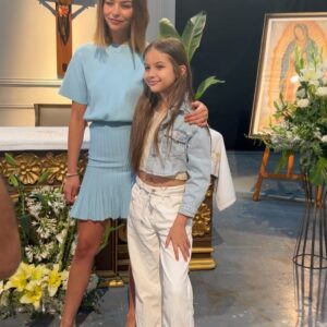 Raquel Bigorra Instagram - Hoy fue un día muy especial pues mi @rafaellagavira debutó en la nueva telenovela @miamorsintiempo producida por el gran @cmlaguillo Después de casi dos años de preparación en el @ceaoficial_ va será Maca, una niña que ya irán conociendo poco a poco. No les puedo explicar cuantas emociones juntas. Verla en escena, tan profesional, tan entregada, verla cómo disfruta actuar, no les puedo explicar… Hoy lloré de emoción mil veces. Felicidades mi niña linda @rafaellagavira lo estás haciendo increíble. Más que merecido este regalo para ti, que tanto anhelabas. Les encargo mucho mucho a mi niña. Ya les estaré contando del estreno de la novela para que no se la pierdan. Síganla en sus redes, que estaremos compartiéndoles el día a día de los llamados.