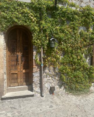 Raquel Bigorra Instagram - Sin duda mi foto favorita es la última 😍 Amando cada segundo de este fin de semana en #valquirico Llegamos a trabajar en nuevo proyecto. Es que las escapadas revolucionan la mente y Estar rodeados de amor, es la mejor forma de inspiración. Que tengan linda semana y vámonos con todo que ya es marzooooooo🌸