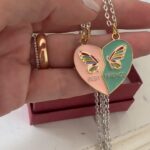 Raquel Bigorra Instagram - Que bello día para compartirlo juntas. Te amo tanto mi @rafaellagavira No hay duda de que eres tú mi regalito sagrado. La que honra a mis ancestros y mucho más. Gracias mi chiquitica por elegirme como tu mamá. ¡ Feliz días de las madres a todas ! Espero sigan festejando 👠 Hoy he estado muy muy consentida y se siente tan bonito. Gracias mi amorcito y Rafi. Vámonos a las stories a ponernos al día 🌺