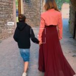 Raquel Bigorra Instagram - Estamos en ValQuirico acompañando a mi @pausloya hermosa. Gran inauguración de su nuevo espacio @modartemexico Lleno de verdaderas joyas. Arte mexicano para el mundo. Tienen que venir a pasar un fin de semana a este maravilloso lugar y visitar la tienda. Mi @rafaellagavira cómo siempre, es la ganona. Compró, disfrutó, gozó y aplaudió muchísimo la pasarela. Les voy a compartir todos los detalles de nuestra escapada, para que sepan dónde está lo bueno, cuando vengan a #valquirico Amamoooooooos estar aquí, en familia. Mi Paus todo el éxito, reina 👏👏👏