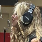 Raquel Bigorra Instagram - Seguimos disfrutando cada segundo de esta última etapa de mi nuevo álbum. Traemos 15 canciones. Aquí estamos en el estudio del maestro Aneiro Taño. Llevaba años soñando con este momento de poder trabajar con Aneiro ¡ Solo Dios sabe cuánto ! No habíamos podido agarrarlo jajjaja ( Siempre está a full ) Lleva un par de meses trabajando en los toques finales 😇 Hoy estamos grabando algunas voces que me faltaban de la canción con @franciscopanchocespedes Escuchar a Pancho en vivo, es una maravilla, en el estudio también. 😍Aquí andamos trabajando en “ Año Bisiesto “ ( curita ) muero por soltarla yaaaa…. Un cachito en las stories ¿ Va ?