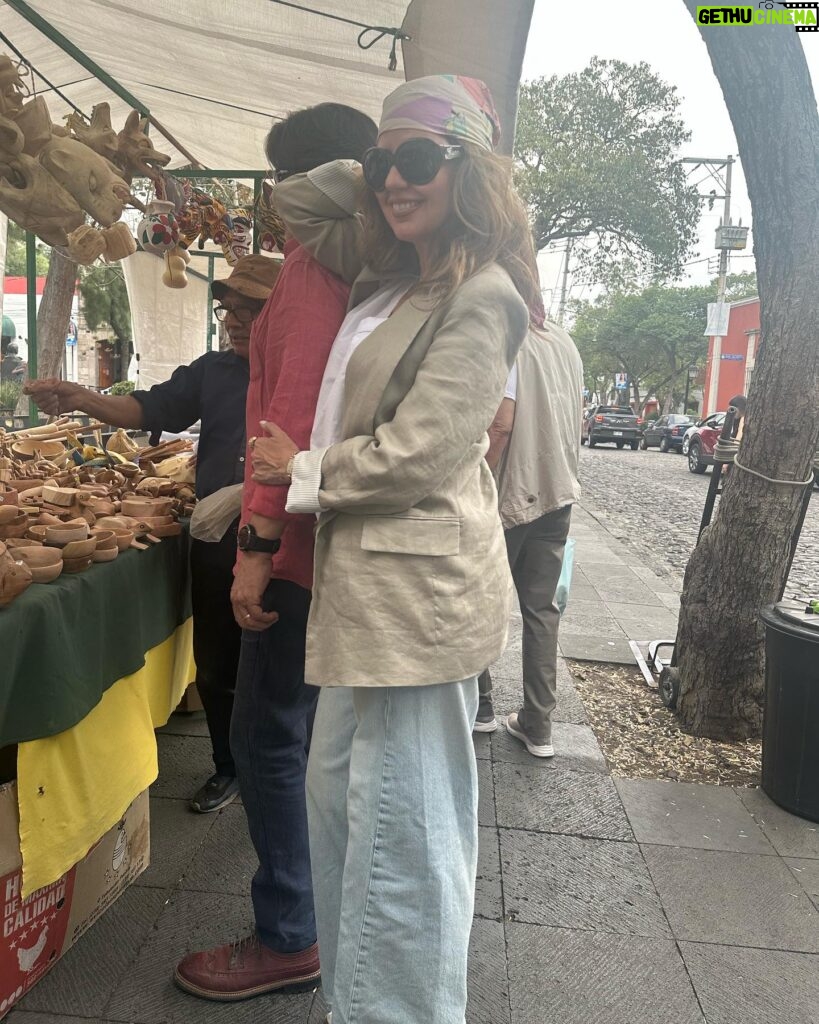 Raquel Bigorra Instagram - Domingo en familia. Deli, y que lindas sorpresas nos mandaste a la mesa mi @javivimendoza 🙏 Es una belleza @oxacocinaunica En el corazón de San Ángel. Amamos caminar en Plaza San Jacinto👠 Como Mexico no hay dos. #familia #disfrutando #compartiendo #domingo #sanAngel #miamorcito #lachiquiticademami #amigos