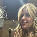 Raquel Bigorra Instagram - Seguimos disfrutando cada segundo de esta última etapa de mi nuevo álbum. Traemos 15 canciones. Aquí estamos en el estudio del maestro Aneiro Taño. Llevaba años soñando con este momento de poder trabajar con Aneiro ¡ Solo Dios sabe cuánto ! No habíamos podido agarrarlo jajjaja ( Siempre está a full ) Lleva un par de meses trabajando en los toques finales 😇 Hoy estamos grabando algunas voces que me faltaban de la canción con @franciscopanchocespedes Escuchar a Pancho en vivo, es una maravilla, en el estudio también. 😍Aquí andamos trabajando en “ Año Bisiesto “ ( curita ) muero por soltarla yaaaa…. Un cachito en las stories ¿ Va ?