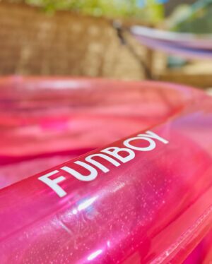 Raquel Pomplun Instagram - Been having so much fun all #summer long with this heart shaped @funboy inflatable pool! Two adults actually fit in this! #Babygirl is definitely enjoying it! 💕💕💕 

Thank You #FunBoy 🥰
