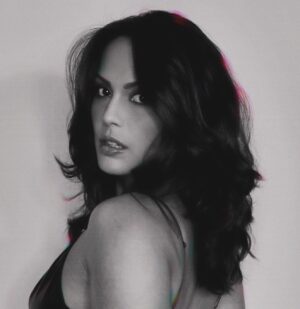 Raquel Pomplun Instagram - 🖤🩶🤍
