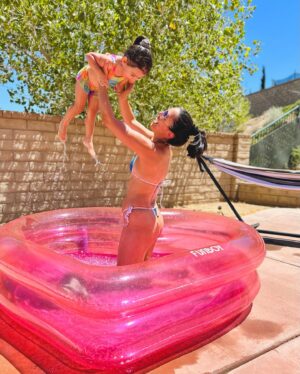 Raquel Pomplun Instagram - Been having so much fun all #summer long with this heart shaped @funboy inflatable pool! Two adults actually fit in this! #Babygirl is definitely enjoying it! 💕💕💕 

Thank You #FunBoy 🥰
