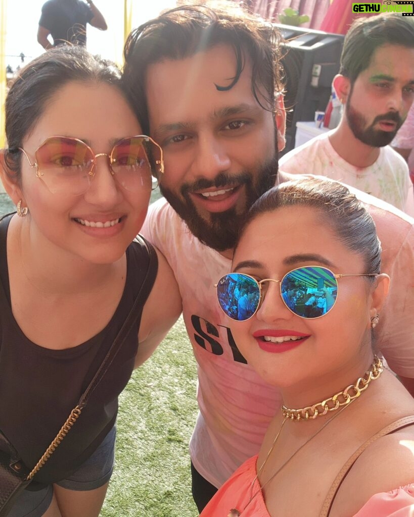Rashami Desai Instagram - I normally don't like to put my personal moment but this was fab. I just couldn't stop my self uploading my best memories with my best ppl . . #rashamidesai #rashamians #holi2024 #love #whatelseispossible #immagical✨🧞‍♀️🦄