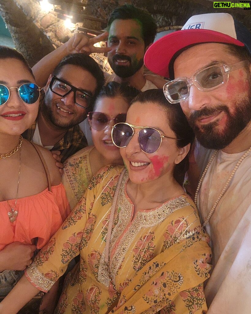 Rashami Desai Instagram - I normally don't like to put my personal moment but this was fab. I just couldn't stop my self uploading my best memories with my best ppl . . #rashamidesai #rashamians #holi2024 #love #whatelseispossible #immagical✨🧞‍♀️🦄