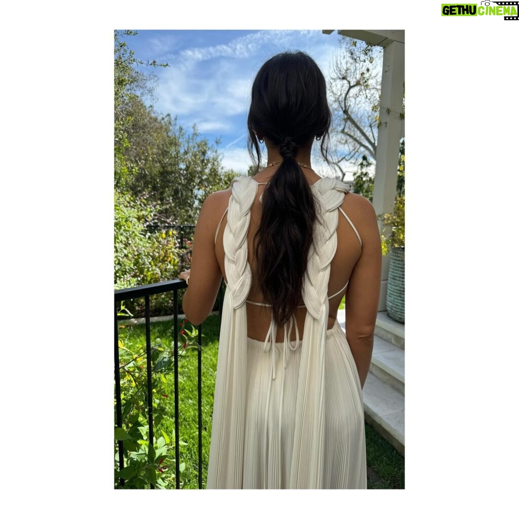 Rashida Jones Instagram - Thank you @vanityfair Gown: @dior Haute Couture Jewelry: @boucheron Styling: @bradgoreski & @nicksegodi Makeup: @jamiemakeup Hair: @kyleeheathhair Skin: @keren_bartov & @monasterymade Nails: @miwanails #VFOscars #VanityFairOscarParty