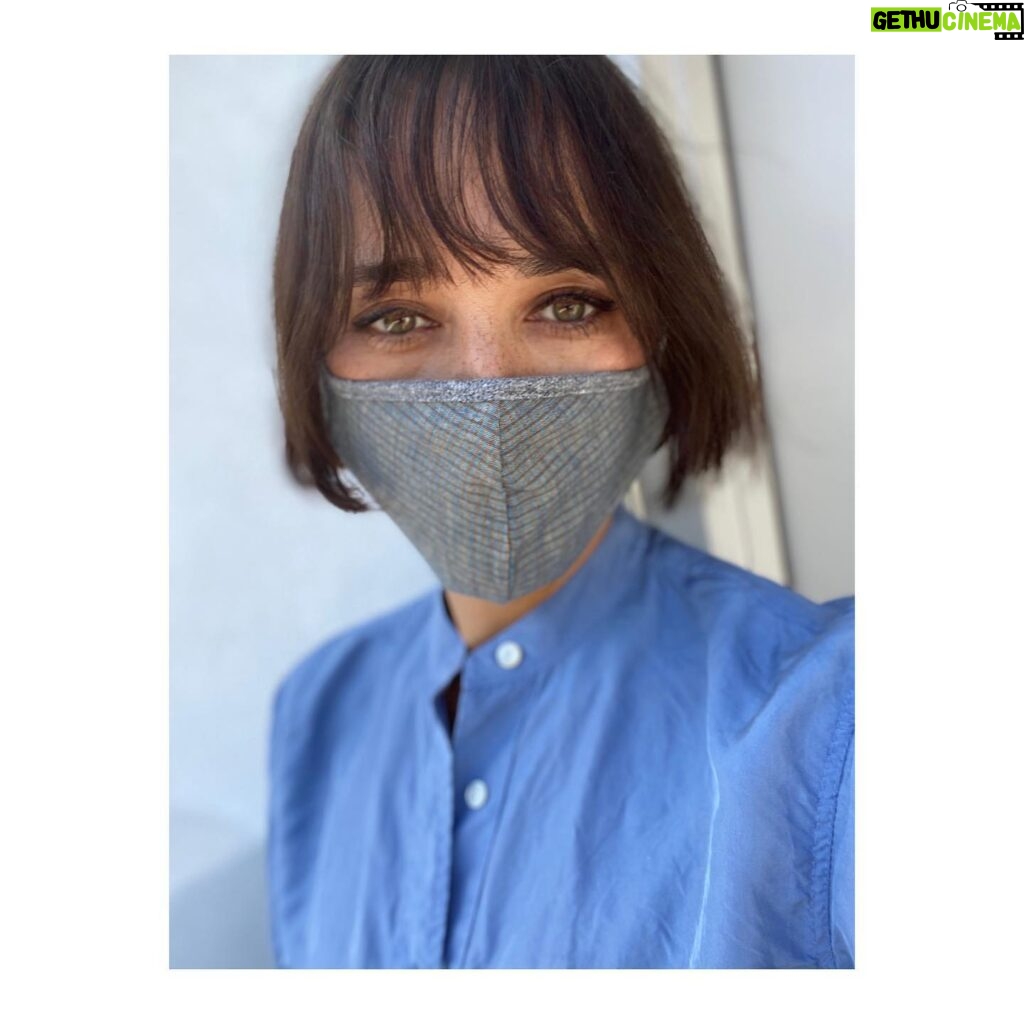 Rashida Jones Instagram - Challenge accepted, @samiranasr and @torysport. I've tried to breathe through (pun intended) my frustration with people not wearing masks but let's just be clear: wearing a mask is an act of civility, of generosity, of understanding the greater good for your community. By not wearing a mask, you could be spreading a deadly disease. Period. So please #StayHomeIfYouCan, and if you must go outside, then please #WearADamnMask! Do it for older people, for immunocompromised people, for businesses and for the economic safety of many people that are relying on YOU to flatten the curve. Many lives, including your own, might depend on it. I challenge @lenawaithe, @cynthiaerivo, @kenyabarris, @haimtheband, @kellyrowland, @iammarkronson and @samantharonson!