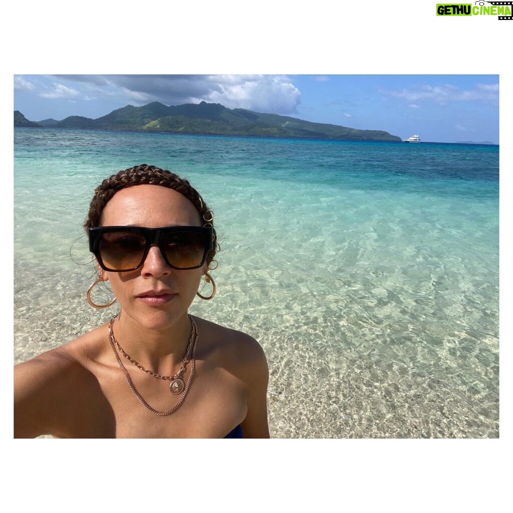 Rashida Jones Instagram - #FBF to Fiji 🌊 #blackafnetflix