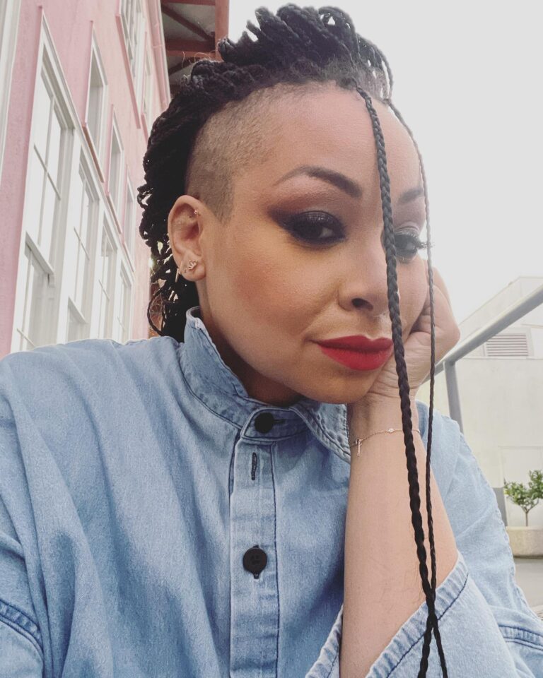Raven-Symoné Instagram - First of three shows down…. What a wonderful cast we have! So excited for y’all to get into the new season! We workin hard for y’all!!! Xoxo miss the gram but I’m grinding!!!!