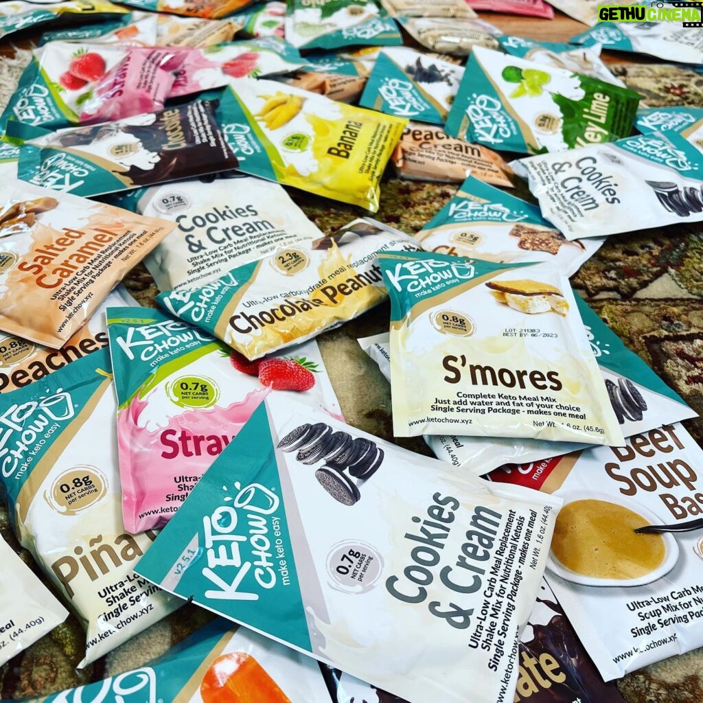 Raven-Symoné Instagram - @ketochow just sent me a shit ton of merch! Omg I’m in heaven. #ketochow is a on the go person/flavor lovers dream!!! Their flavors range from #cookiesandcream #peachesandcream #chocolatetoffee #chocolatepeanutbutter and like 30 others, along with savory! Im tempted to start a #ketochowchallenge .. 3 ketochow’s a day for a week…..…. Maybe I’ll do it start of august??? Anyway, thank you @ketochow for supplying the fam with blender bottles, #fastingdrops, #electrolytedrops so much! Wow and thank you