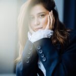 Ravshana Kurkova Instagram - Кажется, про эти три книги я подробно тут не рассказывала – исправляюсь. 🤗 Итак, моя любимая рубрика #книгадруг 📚: “Кусочек жизни”, Надежда Тэффи. Чудесный, душевно написанный почти век тому назад и не теряющий своей актуальности, сборник рассказов о жизни русских эмигрантов во Франции. Читается легко, «внутренний трагизм», как часто бывает у Тэффи, подается с большой иронией, нежностью и любовью к своим героям. Воспоминания о ярких встречах с известными современниками в мемуарах автора чередуются с её рассказами из разных лет. Я жду от любого творчества прежде всего эмоций. Тут их сполна. “Жизнь Антона Чехова”, Дональд Рейфилд. Очень подробная и, насколько это возможно, беспристрастная биография Антона Павловича. Дональд Рейфилд, безусловно, совершил огромный труд, собрав сотни писем, воспоминаний, публикаций и статей. На мой взгляд, здесь получился портрет и того конкретного исторического среза, самой эпохи. Происходит мгновенное погружение в жизнь Чехова – в его интересы, взаимоотношения, внутренний мир. Интимные переживания, откровенные подробности, жалобы, упреки, размышления, шутки и многое другое - всё это в бесконечных переписках писателя с друзьями, родственниками, различными женщинами. Отдельные главы посвящены работе над произведениями, в частности, над пьесами. Рекомендую книгу всем любителям биографий и, конечно же, поклонникам творчества Антона Павловича Чехова. “Женщины Лазаря”, Марина Степнова. Совсем недавно прочитала “Сад” Марины Степновой и осталась под сильным впечатлением, но прямо сейчас хочу рассказать вам о другой книге – той, что затянула меня в творчество этого автора и когда-то познакомила с ней. “Женщины Лазаря” – семейная сага, история чувств, безответная любовь, изломанные эпохой и собственными страхами судьбы и мечты. Маленькая семья, большие надежды на счастье. Написано искренне, героям сопереживаешь, при прочтении – и вообще – испытываешь много эмоций. Скучать не получится, остаться равнодушным тоже. Прочитать и послушать эти книги можно на @mylitres и, как обычно, по промокоду RAVSHANA бесплатно подключить первый месяц Литрес Подписки 😊🙌🏼