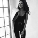 Ravshana Kurkova Instagram - Когда мне говорят про «хорошую генетику», я улыбаюсь. После 35 лет оставаться в форме - это всегда большой труд и самодисциплина. Любую генетику легко испортить неправильным образом жизни. Я равнодушна к сладкому и алкоголю, не ем углеводы после 16.00, много двигаюсь, стараюсь заниматься спортом максимум через день (неважно, это будет йога, пилатес, стретчинг, дэнс-микс, силовая или кардио, важна система - не пропускать больше 2 дней, находить в расписании эти час-полтора на занятия). После дочки я набрала 14кг и первые полгода после рождения мне вообще сложно было заставить себя что-либо делать с оставшимися лишними килограммами (хоть я и переживала, что мой размер одежды изменился). Стало очевидно, чтобы вернуть свой привычный вес и легкость, придется потрудиться. И начать нужно сначала с того, чтобы пересмотреть свое отношение к ограничениям и вместо сиюминутного удовольствия (полежать на диване еще немножко или бесконечно перекусывать всякой ерундой), выбрать результат, который, спустя некоторое время, будет радовать каждый день. В книге Педро Вивара «Суперсапиенс», которую я читаю прямо сейчас есть созвучные мысли: «Не стоит воспринимать добровольный выбор неудобств и самодисциплину как способ наказать самого себя: их нужно рассматривать как истинное проявление любви к себе… вот три совета, которые никогда не стоит забывать. 1. Ежедневные тренировки или строгая диета всегда более продуктивны, если выполняются по собственной воле, а не по указаниям врача вследствие различных расстройств и болезней. 2. По собственной воле каждый день вставать рано, посвящать время самообразованию и размышлению гораздо лучше, чем следовать идеям или убеждениям другого человека, тем более если вы с ним несогласны. 3. Откладывать сиюминутное вознаграждение посредством самодисциплины и самоконтроля всегда лучше, чем лишаться свободы вследствие принятых неправильных решений. Эти три пункта – реальность, которую многие пытаются отрицать. Но спортсменов и других людей, достигших действительно многого, от остальных отличает то, что они способны продолжать двигаться дальше, когда их голова просит их остановиться.» И если вдруг кому-то нужен знак начать действовать - вот он.🙌🏼