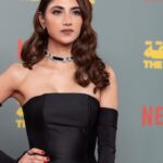 Rawan Mahdi Instagram - من سبع سنين حلمت حلم تحقق بهاليوم .. أرى نفسي عاجزة عن التعبير الآن لكن كل ما أستطيع قوله أنه من النادر أن تتجانس العمليات الإنتاجية مع روح الحالة الدرامية وملحقاتها فمباركةٌ لنا هذه الخطوة آملين أن تفتح لنا جيل جديد من القصص المختلفة والمنفردة والمؤثرة بمعايير إنتاجية حريصة وعالية.. الأشخاص الذين أود شكرهم كثيرون ويعرفون أنفسهم شكراً لكم فرداً فرداً على إيمانكم واهتمامكم بي ❤️ Thank you for giving us a valuable story to work on @iamnadiaahmad @annesobel ❤️ Thank you my family in @netflixmena @themaryamfiles and @beyondreams_co ❤️ Thank you for our guests of honor for supporting our series ❤️ Big thank you to the best Glam Squad🖤 Styled by @amplifiedeyecandy.co Dress by @bazzaalzouman Make up by @_abouttoexplode Hair by @id_beautyrefinery Jewelry by @zoughaibandco.kuwait