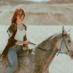 Rawan Mahdi Instagram - الشوق مسراه لك دايم ومعراجه A mini walk without a saddle 😍 Posture is still good thanks to the amazing horse rider @hussainitooo 🐎 📸 by talented @aameendashti 🖤