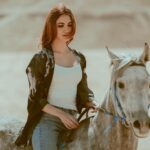 Rawan Mahdi Instagram - الشوق مسراه لك دايم ومعراجه A mini walk without a saddle 😍 Posture is still good thanks to the amazing horse rider @hussainitooo 🐎 📸 by talented @aameendashti 🖤
