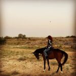 Rawan Mahdi Instagram - بجناحٍ واحد!! لا يمكنني التحليق بجناحٍ واحد أحتاج لأن تُريني السماء بعضَ العاطفة.. أحاولُ اختلاس نظرة نحو الشمس المشرقة.. لكنْ.. لا يُمكنني التحليق بجناحٍ واحد!! جثوتُ على ركبتيّ ليالٍ طويلة.. أُصلّي.. لم يسمَعني أحدْ! *مهدي الصايغ
