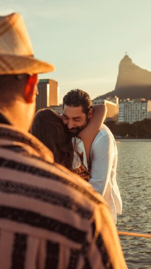 Rayanne Morais Instagram - Foi dado o start para o início de uma nova jornada juntos. Veio a surpresa de um desejo que pulsava no meu coração, nos nossos corações, de viver uma vida inteira ao seu lado até Jesus voltar, ( Obs: e nos encontramos na eternidade) como sua fiel companheira, amiga, amor, vida e agora NOIVA. 

SIM, ESTOU NOIVAAAAA!!!

Vivendo o extraordinário de Deus nas nossas vidas. Pois Ele é fiel e os seus planos são muito maiores e melhores que os nossos. 

Hoje comtemplados com o nosso amor a certeza que o Senhor sempre esteve cuidando de tudo!!! Hoje vivemos as promessas Dele, não mais as nossas, mais a Dele!!! 

Te amo e sempre te amarei até Jesus voltar!!! Rayanne Morais 

Quando olho nos seus olhos, vejo o reflexo de um amor puro e verdadeiro. Sua presença preenche cada espaço vazio e confuso dentro de mim. Cada abraço e beijo seu é um abraço na minha alma. Você me acalma e me traz motivação para ser uma pessoa melhor a cada dia.

Cada momento ao seu lado é mágico, como se o universo conspirasse a nosso favor. Seu sorriso ilumina meu caminho e faz com que todos os problemas se dissolvam em segundos. Nosso amor é como uma chama eterna, que aquece e ilumina nossos corações.
Te amo e sempre amarei até Jesus voltar! Victor Pecoraro 

Obrigado a todos que fizeram esse dia ser o mais especial das nossas vidas. Amamos vocês!!! 

Filmaker @antoniobier 
Foto @jessicalimafotografia @leonardoagues 
Produção @jkproducoesbr @julianakelling 
Locação @marinapasseiosrj 
Músico @vanemersonsax 
Joia @lavoro_arte_em_ouro 
Look @santhamodaoficial @adlifestyle_oficial