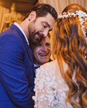 Rayanne Morais Instagram - Hoje eu venho aqui expressar o meu amor, carinho, gratidão e admiração por você meu amigo @cohencerimonial 
Desde o dia que nós conhecemos a dez anos atrás tivemos uma ligação muito forte. Os anos se passaram e esse carinho permaneceu intacto e o desejo de um dia realizamos esse momento aconteceu. Do jeitinho que era pra ser!!! Cheio de verdade e amor!!! Só nos que ali estávamos, sabemos o que aconteceu!!! Fomos tomados por uma emoção sem igual em viver um momento que será por toda uma vida!!! 
“ Um dia irei fazer seu casamento por toda uma vida” ( Cohen) Me emociono enquanto escrevo 😭❤️ Esse dia chegou e você ali estava segurando a minha mão é dividido toda aquela emoção comigo. 
Eu nunca serei capaz de te agradecer por tudo!!! Agradeço a Deus pelo sua vida e por ter o privilégio de ter você na minha. Obrigada por realizar esse sonho e ser fiel em suas palavras de que estaria comigo. 
Sentimento de carinho e gratidão não tem como agradecer, apenas sentir!!! Todo o meu amor, carinho e gratidão por tudo, ficou nesse abraço que te dei.
Você é um ser humano maravilhoso!!! E não posso deixar de dizer que é o MELHOR CERIMONIALISTA DESSE MUNDO!!! 

Que privilégio o meu de ter você 🙏🏻

Te amo 🤍
