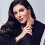 Razane Jammal Instagram – It gives me great pleasure to announce that I am now Dior’s Woman Ambassador for the Middle East. It was such an incredible experience to represent the iconic Fashion House of @dior last year and I’m thrilled to be expanding our partnership into the world of @diorbeauty. 

It is a privilege to be able to represent my culture within a brand with a strong history of empowering women. I’m grateful to see my Dior family grow and to be aligned with exceptional women from both sides of the pond. Thank you for your trust in me, I cannot wait for all the things we will accomplish together this year. #OneDior

بيشرّفني إعلن إنّي تعيّنت سفيرة ديور للسيّدات بالشرق الأوسط.
كانت تجربة كتير حلوة  إنّي مثّلت دار الأزياء الشهيرة ديور السنة الماضية بالشرق الأوسط، ومحمّسة كتير 
لأنه السنة رح كون عم وسّع علاقتي معن لعالم الجمال.
 أنا فخورة إنّي رح كون عم بنقل ثقافتنا للغرب وعم قرّب الغرب منّا مع ماركة عندها تاريخها بدعم المرأة.
كتير مبسوطة لأنّي رح إشتغل مع فريق نساء رائعات وملهمات ومحظوظة إنّو عايلتي بديور عم تكبر أكتر وأكتر. شكراً ديور على الثقة، كتير محمّسة شوف شو ناطرني هالسنة!

Photo @jeremyzaessinger