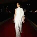 Razane Jammal Instagram - بفتخر إنّي بنتمي ل مركز سرطان الأطفال وبفتخر بتاريخ هالجمعية وبكل شي عملته للأطفال المصابين بمرض السرطان من سنة ال 2002 لهلأ. ومن بعد 22 سنة، ومع كل الصعوبات الاقتصادية يلّي واجهناها بلبنان وخاصةً بعد الإنفجار، هالجمعية بدل ما تسكر بوابها بقيت واقفة على إجريا وإذا شي زادت مسؤولياتها وعدد الأطفال يلّي عم تهتم فيهن. متل ما بتعرفو، أنا خسرت إمّي بالسرطان ،وهيدي كانت أصعب تجربة بعيشها بحياتي.. لمّا منخسر حدا منحبّو عندنا خيارين: يا منستسلم، يا منقرّر إنّو نعطي معنى لحياتنا. ومسؤوليتنا نحنا يلي بقينا هون إنو نحمل الشعلة ونكمل مسيرة يلّي راحو وننشر الأمل والتوعية قد ما فينا. شكرا لكل الناس يلي شاركونا بالحفل وحسسّونا إنو نحنا عايلة وحدة. شكرا لكل يلّي تبرّعوا و كل شخص ساعدنا انه نكون سند لهالعيل يلّي بحاجة لإلنا وساعد هالأطفال الأبطال يلّي عم يمرؤو بأصعب مرحلة بحياتن. Styled by @farahmounzer