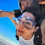 Razane Jammal Instagram – Taking a leap of faith 🫶🏻✌🏼 

CT ‘24

Ps: I was absolutely terrified jumping out that plane. In fact, It was actually so traumatic that I cried for about three hours after. But I’m glad that I ended the year pushing myself to do something I was terrified of, because that’s the way I want to live this new year. My dad once taught me that courage isn’t the absence of fear; It is being able to push through despite the presence of fear. Wishing you all a new year filled with courage. May you be brave like lions, push yourself even harder and conquer all your fears one leap at a time. Love you #Lionheart

ملاحظة: كنت مرعوبة من النطّة من الطيارة، حتّى إنّي بقيت عم ببكي شي ٣ ساعات من بعدها. بس أنا مبسوطة كتير إني قدرت شدّ على حالي وأعمل شي كتير بيخوّفني لأنه هيك بدي عيش هيدي السنة. بيّي مرّة قلّي إنه الشجاعة مش يعني إنه ما نخاف، يعني إنه نتحدى  حالنا حتّى ولو خايفين. بتمنّالكن سنة جديدة كلّها شجاعة، تحدّو حالكن وواجهو مخاوفكن لتوصلو ليلّي بدكن ياه. بحبكن كتير
