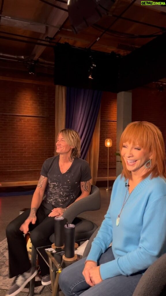 Reba McEntire Instagram - What an absolute joy it was to have my friend @keithurban come mentor #TeamReba and give them some incredible advice. Knockouts start tonight on @nbcthevoice 🌟