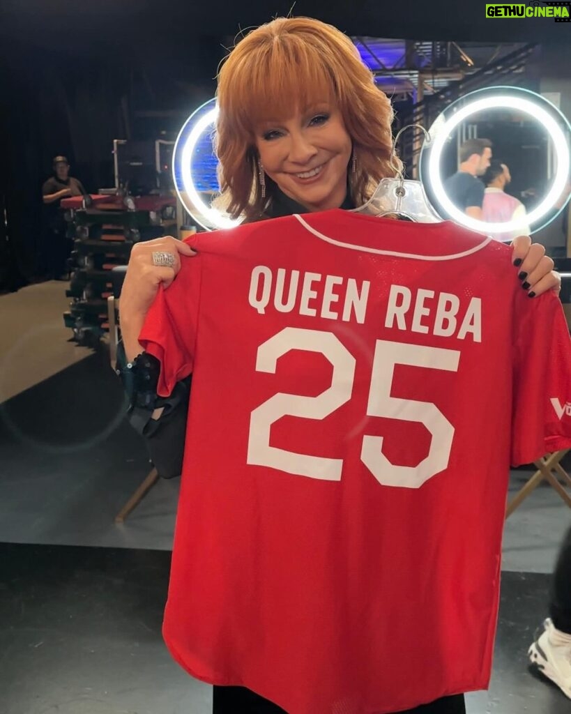Reba McEntire Instagram - From the Blind Auditions to Knockouts and all the behind-the-scenes shenanigans in between, #TheVoice season 25 has been a joyride for #TeamReba. Don’t forget to warm up your chicken tenders and tune-in to the live shows starting tonight at 8/7c on @nbc! 🌟🎤