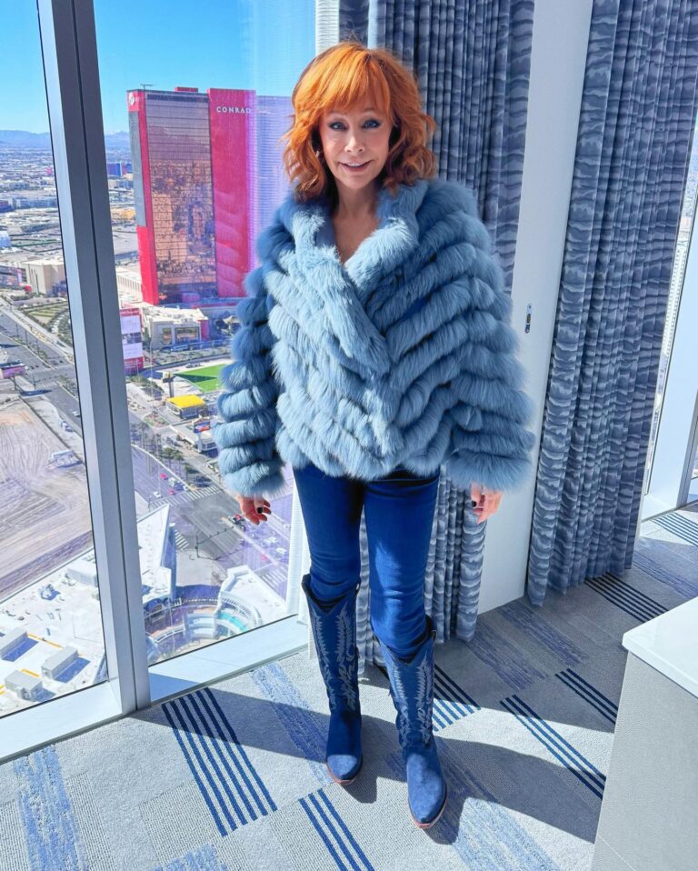 Reba McEntire Instagram - Boots with the fur…#SuperBowl ready! 🏈 🧥Coat: @diomi from @pintoranch 👖Jeans: @reba from @dillards 👢Boots: @oldgringoboots 💇‍♀️Hair: @nickichestnut 💄Makeup: @kristenebmakeup 💃🏼Styling: @talbert1234