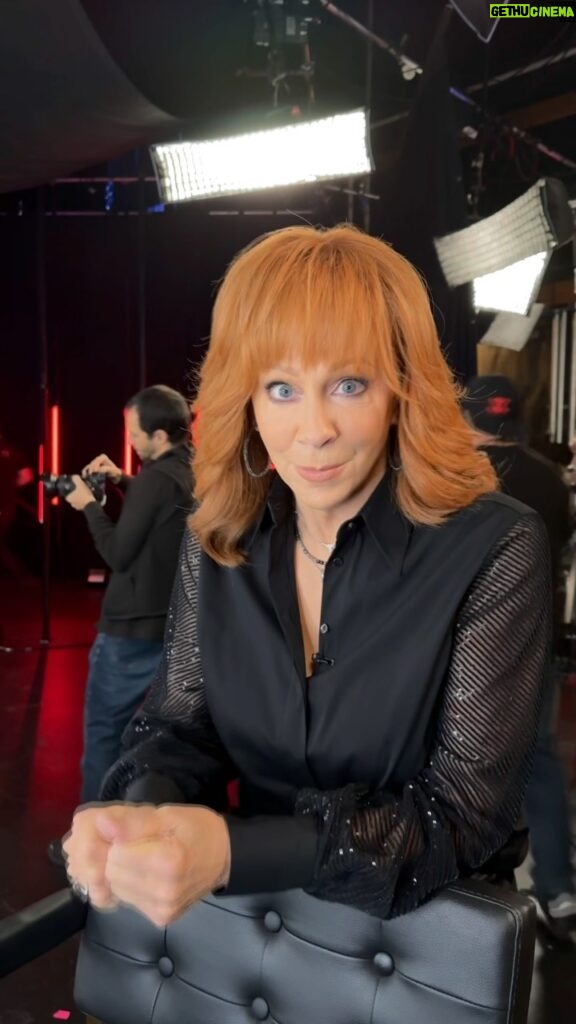 Reba McEntire Instagram - I’m fitting right in 👑 Can’t wait for more blind auditions tonight on @nbcthevoice! #TeamReba