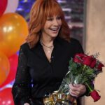 Reba McEntire Instagram - #TeamReba getting her flowers 💐 Another week of blinds starting tonight on @nbcthevoice!