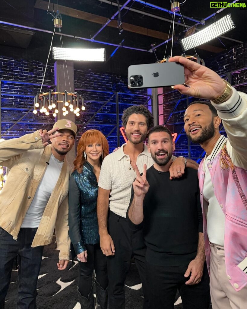 Reba McEntire Instagram - From the Blind Auditions to Knockouts and all the behind-the-scenes shenanigans in between, #TheVoice season 25 has been a joyride for #TeamReba. Don’t forget to warm up your chicken tenders and tune-in to the live shows starting tonight at 8/7c on @nbc! 🌟🎤