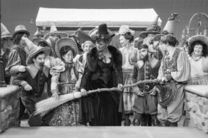 Rebecca Mader Instagram - #Repost @vfxsup
・・・
BTS getting all the munchkins in place for a photo is never easy, but always worth it in the end ;) #ouat #behindthescenes #onceuponatime #onceabcofficial #wikedalwayswins #zelena