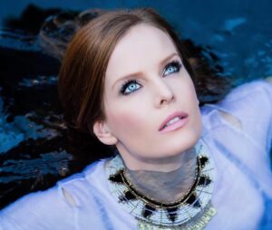 Rebecca Mader Instagram - How talented is my Bestie/Uber talented photographer extraordinaire @lensinpursuit ?!! More pix to come! 💚✨. #Repost @lensinpursuit
・・・
How beautiful is this magical being I get to call my friend?!?! We r doing a 3 part IG beauty series entitled "Come Into The Light My Pretty"
I am really excited to share it with you 💎🦄🌈 Model: @bexmader #ouat
Styling and Photography @lensinpursuit 
Make Up: @maccosmetics
