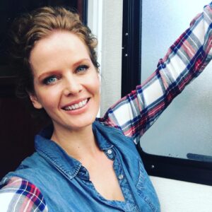 Rebecca Mader Instagram - I'M BACK WITCHES!!!!! Back on the set of #onceuponatime in #vancouver #wickedalwayswins 💚🔥#mypretties #zelena