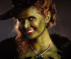 Rebecca Mader Instagram - Who’s ready for some final green action TONIGHT?! I can’t believe I’ll never be green again.. 💚  Craig thanks for all you do!  #Repost @vfxsup
・・・
Sorry I have not posted in some time, recovering from the end of shooting and catching up on life ;)
Going to miss working with this beautiful person. 
Thanks for all the great memories Bex 😘