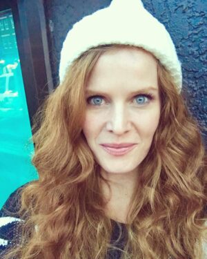 Rebecca Mader Instagram - Happy #wickedwednesday #mypretties How’s your 2018 so far? I’m loving being back on the set of @onceabcofficial I can’t wait for you to see the new episodes! Is it March 2nd yet?! 💚❄️ #onceuponatime #zelena