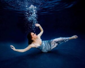 Rebecca Mader Instagram - #Repost @lensinpursuit Shooting underwater is wicked!💚
・・・
"She needed a hero. So that's who she became." We all fall.  It's how we get up that matters. I don't know who u idolize in life, how they have impacted you or what ur struggles have been.  I do know that there are people put in our lives to help us with the human experience. People who have helped us get out of bed in the dreariest of times and those who have wiped our tears during our bleakest hours. I hope you get a chance to tell those people what they have done for u, how they have changed your life and how grateful you are. I hope u get to shout it from a rooftop and I hope u remember to include yourself in this list bc you're incredible being. 💕💕💕#begratefulforoneanother 
Beacon of light/Water Goddess @bexmader 📸 @lensinpursuit