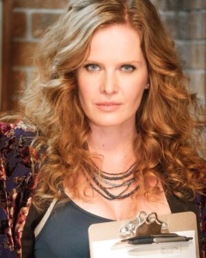 Rebecca Mader Instagram - I’ve got my clipboard ready... Making my “naughty or nice” list! Who’s been nice and watched Friday’s episode? Let me know and I’ll add you to the nice list #mypretties #christmasiscoming #zelena #onceuponatime #theeigthwitch 💚🤶🏻Photo Credit 📸: @vfxsup