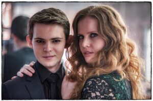 Rebecca Mader Instagram - Happy #wickedwednesday to all #mypretties Happy #onceuponatime Day to my U.K. Pretties! 🇬🇧 @netflixuk Throwback pic of me and the delightful @robbiekay71 #peterpan #zelena 💚✨ Photo Cred: @vfxsup #neverland #Oz