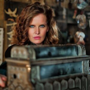 Rebecca Mader Instagram - I will miss you so much Craig! I loved our sneaky shoots on set. You’re an amazing photographer!💚🌟
#repost @vfxsup 
#bts always a good time when this wonderful human is on set! Not to mention always up for a photo between setups :) ❤️