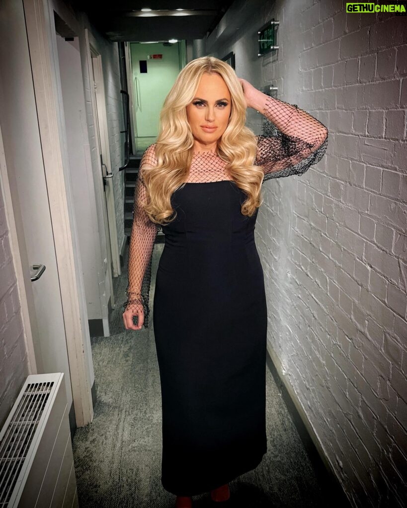 Rebel Wilson Instagram - London Palladium & London in general: I LOVE YOU! Thanks for turning out to see me chat about my book REBEL RISING with the gorgeous @fearnecotton 💋🇬🇧💋 what an amazing night at such an iconic venue! Hair: @itsdash Make-Up: @karindarnell Styling: @elizabethstewart1 @jordan_grossman Thank you to our tour production manager Will for being such a champion and everyone at FANE for putting on the event