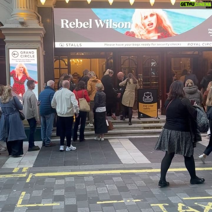 Rebel Wilson Instagram - London Palladium & London in general: I LOVE YOU! Thanks for turning out to see me chat about my book REBEL RISING with the gorgeous @fearnecotton 💋🇬🇧💋 what an amazing night at such an iconic venue! Hair: @itsdash Make-Up: @karindarnell Styling: @elizabethstewart1 @jordan_grossman Thank you to our tour production manager Will for being such a champion and everyone at FANE for putting on the event