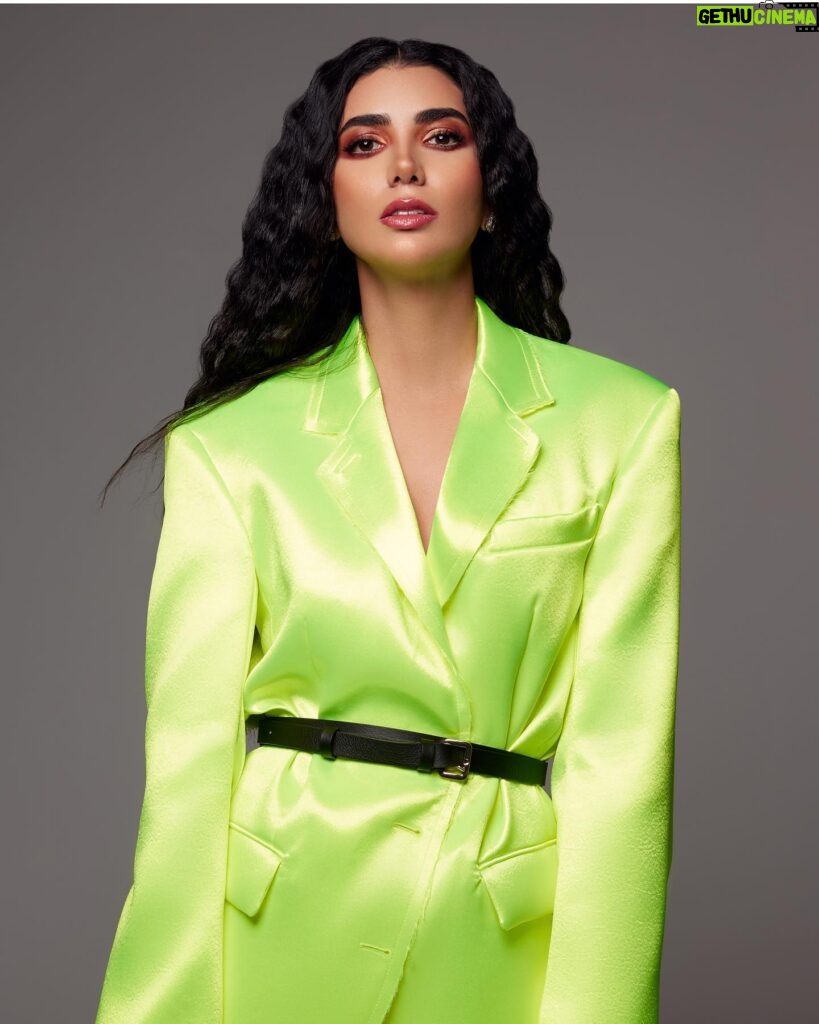 Reem Samy Instagram - Keep calm and love neon colors 🌈 Styled by @musaed.d Full look @maxmara @alyasra Hair & make up @mosh.artist1 Photoghrapher @leo_graphy90