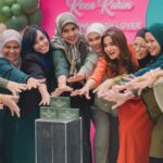 Reen Rahim Instagram - I wish more women realized that helping another woman win, cheering her on, praying for her, or sharing a resource with her, does NOT take away from the blessings coming to them. In fact, the more you give, the more you receive. Empowering women doesn’t come from selfishness but rather from selflessness. @reenrahimhygienewashhq @reenrahim_fighter @real_feedback_of_customers @reenrahimbeauty_Singapore 🇸🇬 @reenrahimteamsya @reenrahimteamfiqa @reenrahim_teamspore (🇸🇬🇸🇬🇸🇬) @reenrahim.teamsheema -kl/sel/seremban @izah_muhammad @reenrahim.teammasz *(Muar / tangkak / bt.pahat/merlimau)* @reenrahim.teamlunaolumis *(Nilai-Sepang- Enstek-Kota Seriemas-Kota Warisan)* @reenrahim.teampieyqafighter @soultieys @atiey.soultiey @reenrahimhygienewash.selangor @reenrahimteam.my @reenrahim.misszarithh @hazimah_noor ( BRUNEİ 🇧🇳 🇧🇳 🇧🇳) @idayu2901 @naa.thrh @aszmi_ahmad @norzafuanmikail @reenrahimhygienewash_cikmai @reenrahimhygienewash_larkin @reenrahimhygienewash_sabah @reenrahimhygienewash_perak @aisyatunnabilah Meet & Great Reen Rahim Hygiene wash Lover X El&n Cafe Malaysia! Big thanks to Vanue& Food Special thanks to #elanlondon #elanlondonMalaysia @elan_cafe @EL&N LondonMalaysia . Photo & Videographer @thelov.co . Deco Backdrop @colorsby_luven . Voucher Salon @lecic_glam . Voucher Hotel @wolokualalumpur . Lipmate @glamerizwedding . Fres Drink Water @sakuragawa.my
