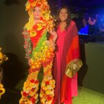 Regina Casé Instagram - Eu chegando ontem glamurosa na festa de #50anosangélica ! A pergunta é : Tô linda ou tô bonita? Tô Bonita ou tô Linda???? ou maravilhosona????🥰 Tá valendo @mynce_life essa nossa parceria maravilhosa! não é #publi é agradecimento ❣️