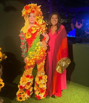 Regina Casé Instagram - Eu chegando ontem glamurosa na festa de #50anosangélica !
A pergunta é :
Tô linda ou tô bonita?
Tô Bonita ou tô Linda????
ou maravilhosona????🥰

Tá valendo @mynce_life essa nossa parceria maravilhosa!
não é #publi é agradecimento ❣️