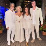 Regina Casé Instagram - Quando a gente vai a um casamento parece que a gente tá casando de novo… E não são só as memórias mas a atmosfera,aquele amor todo se manifestando… e assim foi na celebração de @joalmeidabraga e @chicoalmendra nessa tarde cheia de emoção,quando até a chuva parou ,as nuvens se afastaram pra mostrar um céu lindo cheio de cores ali na beirinha do mar. Até a maré foi subindo devagarinho pra não atrapalhar … Toda felicidade pros noivos queridos,pra nós e pra todos os românticos que como eu choram em casamentos!😍